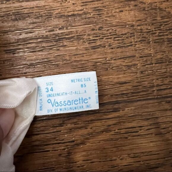 Vassarette lingerie top  - Picture 9 of 9